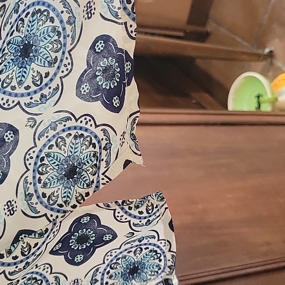 Ladies blue/white sleeveless ruffle blouse, XL. - Picture 2 of 7